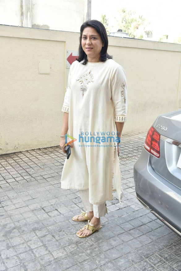 sonam kapoor and twinkle khanna attend the grand finale of shes ambassador 1