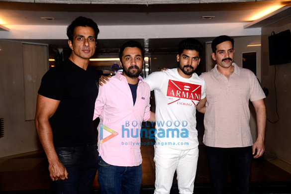 sonu sood hosts the bash for paltan team 4