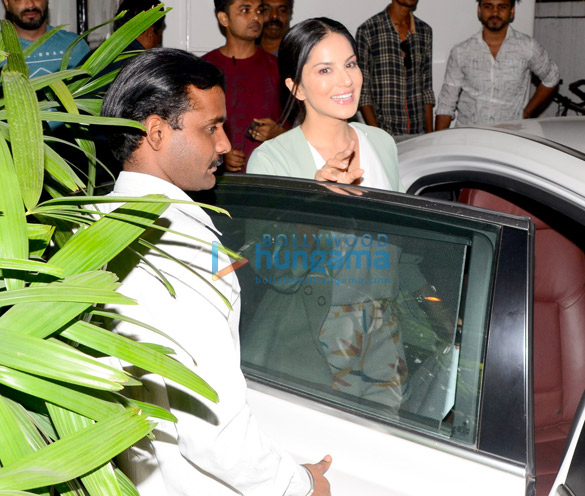 sunny leone snapped outside her vanity van in juhu 5