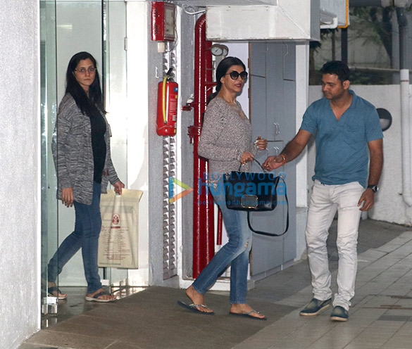 sushmita sen spotted in bandra 1