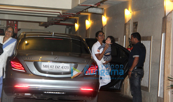 taimur ali khan spotted at karishma kapoor house in bandra 1