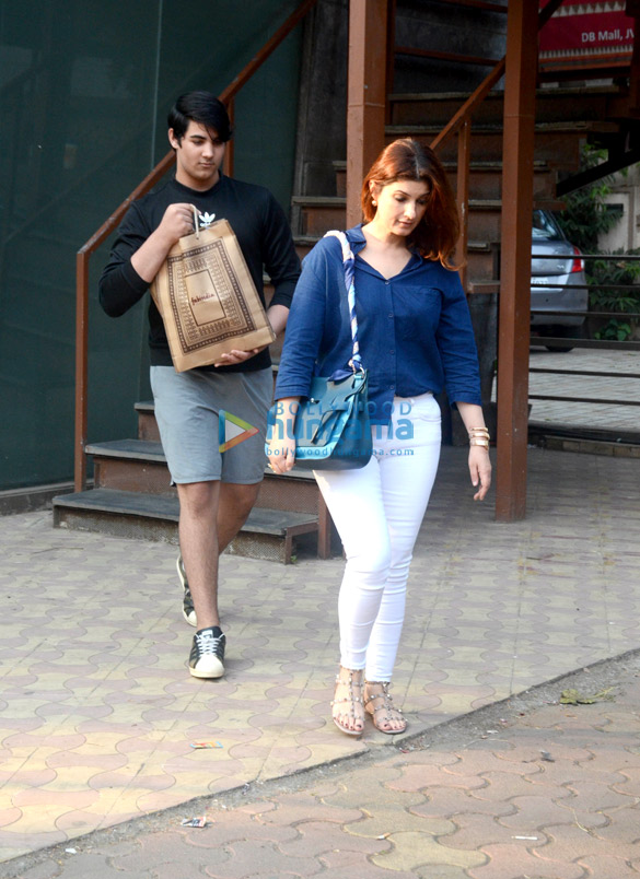 twinkle khanna and her son snapped outside fabindia in juhu 2