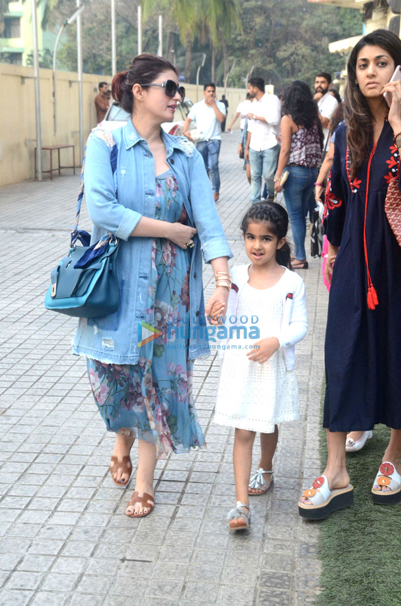 twinkle khanna snapped with nitara at pvr juhu 4