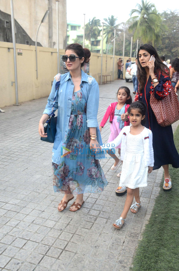 twinkle khanna snapped with nitara at pvr juhu 6
