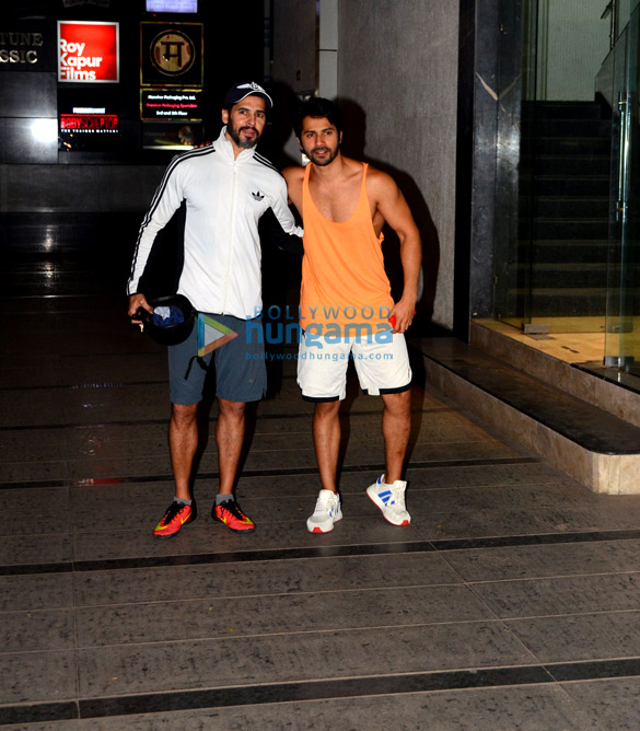 Varun Dhawan, Aayush Sharma and Dino Morea snapped at the gym Varun Dhawan, Aayush Sharma and Dino Morea snapped at the gym