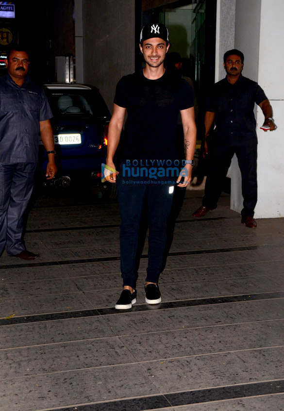 varun dhawan aayush sharma and dino morea snapped at the gym 4