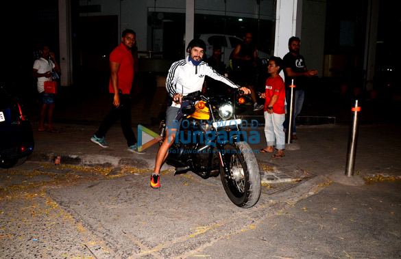 varun dhawan aayush sharma and dino morea snapped at the gym 6