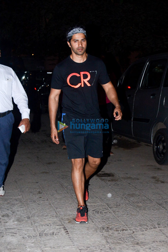 varun dhawan spotted at shoojit sircars office in juhu 3