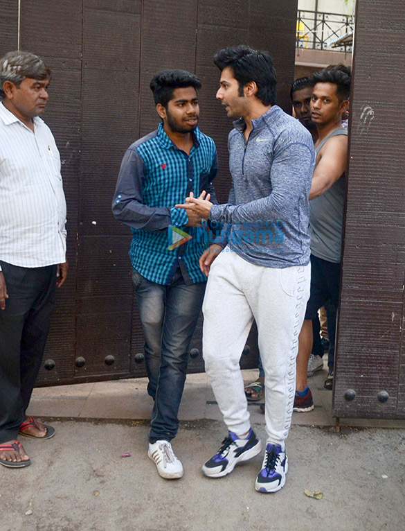 varun dhawan spotted at gym in juhu 1