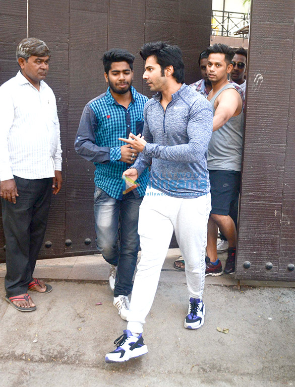 varun dhawan spotted at gym in juhu 2