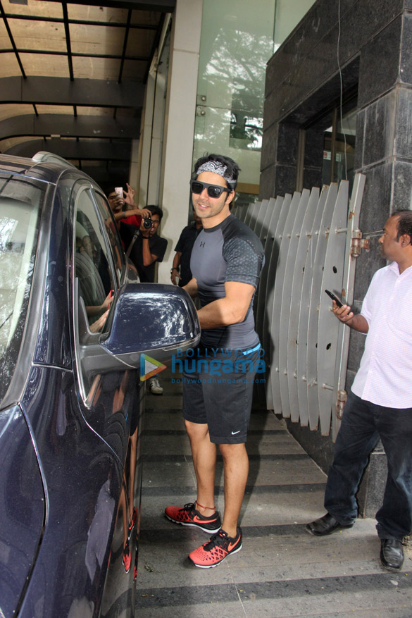 varun dhawan spotted at the gym 6 2