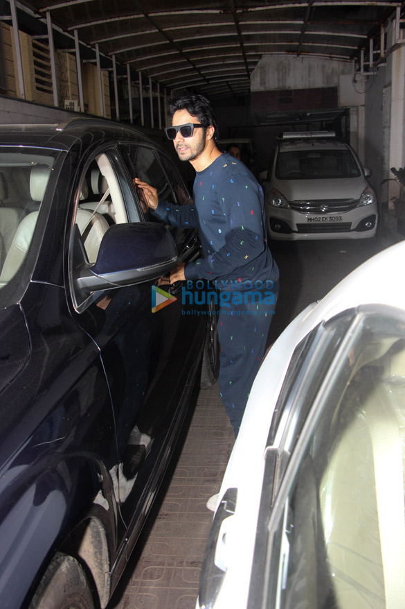 varun dhawan spotted in bandra 5