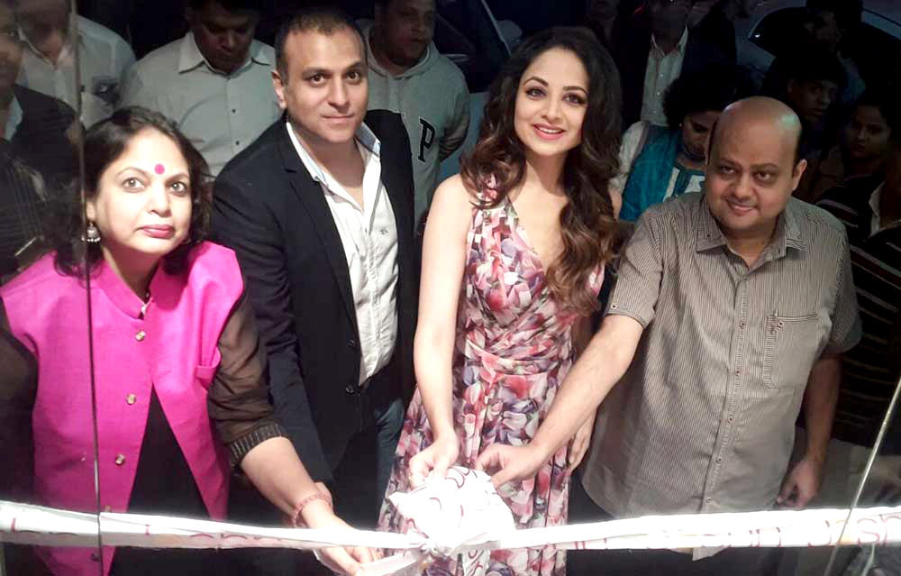 Zoya Afroz graces the launch of the new Jashn store in Delhi Zoya Afroz graces the launch of the new Jashn store in Delhi