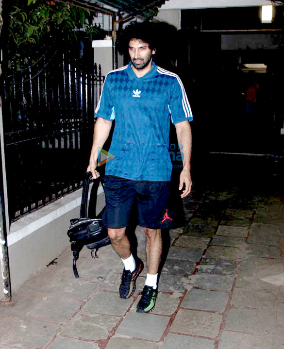 aditya roy kapur snapped at mohit suris office 3