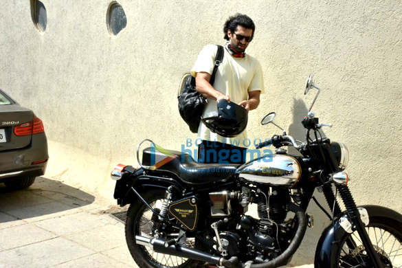 aditya roy kapur spotted at bandra 3