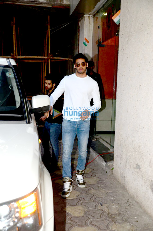 ahan shetty spotted after a clinic session in bandra 4