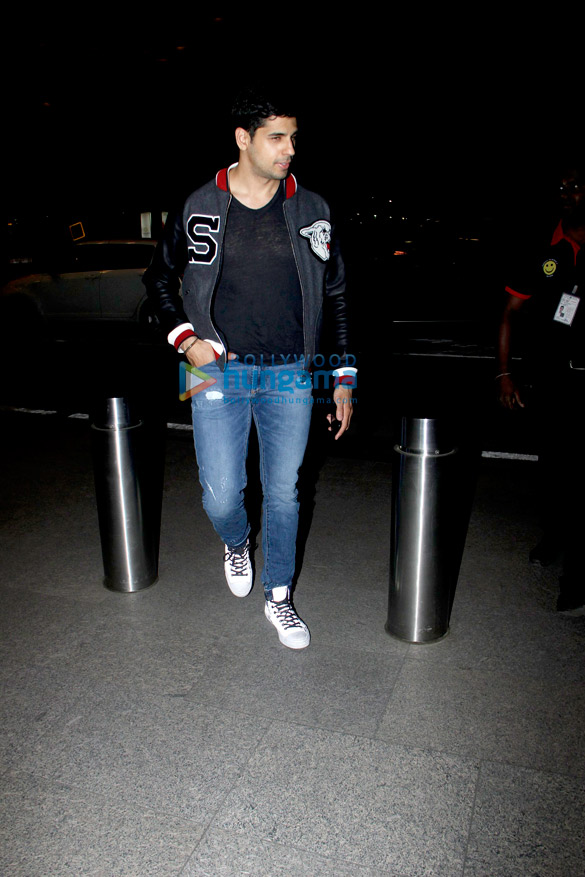 ajay devgn kajol sidharth malhotra sussanne khan and aftab shivdasini snapped at the mumbai airport last night 3