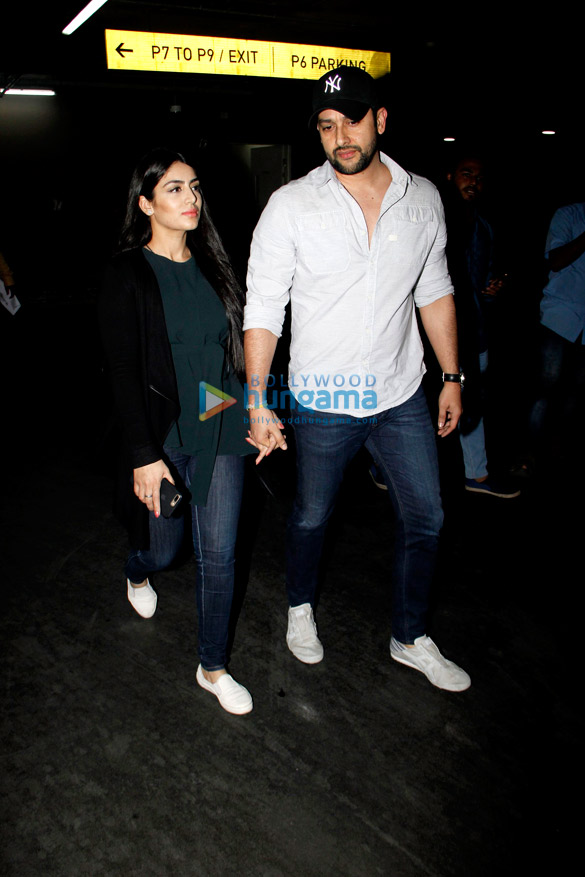 ajay devgn kajol sidharth malhotra sussanne khan and aftab shivdasini snapped at the mumbai airport last night 7