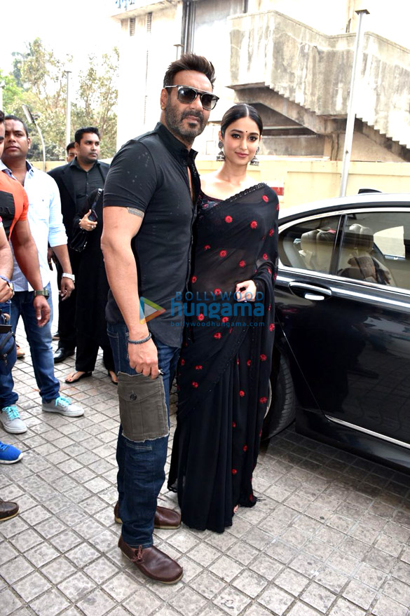 ajay devgn and ileana dcruz grace the trailer launch of raid 9