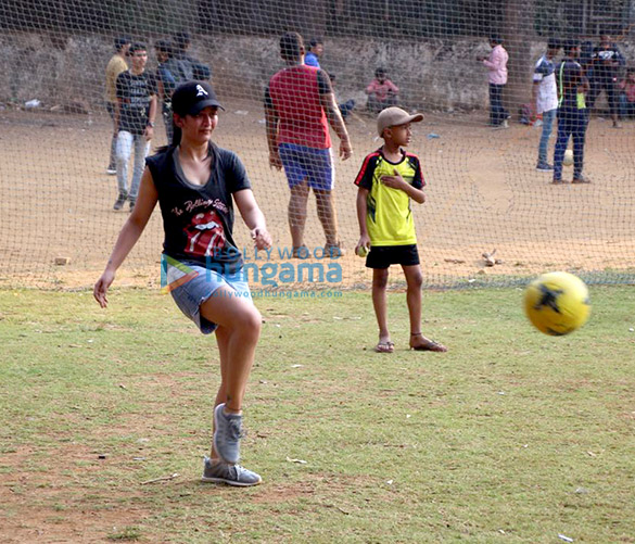 akshara haasan snapped playing football with friends 1
