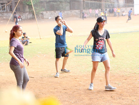 akshara haasan snapped playing football with friends 5
