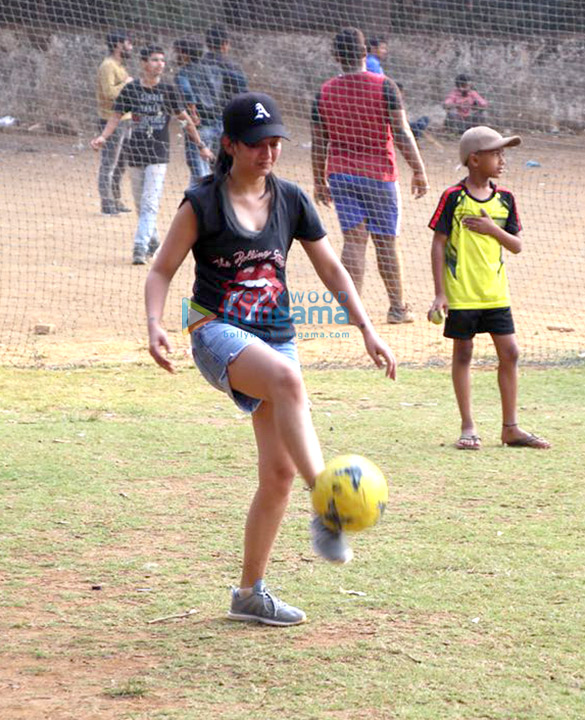 akshara haasan snapped playing football with friends 6