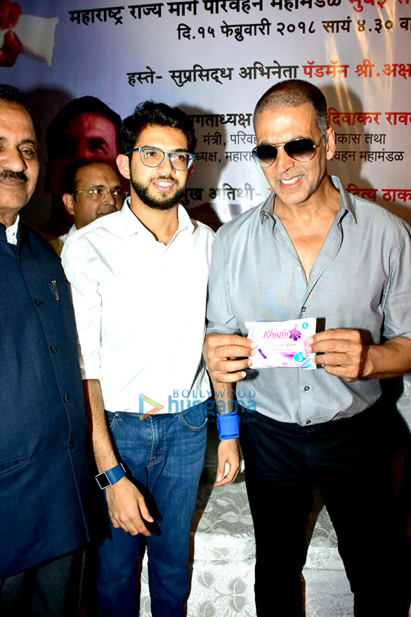 akshay kumar and aditya thackeray inaugurate the pad vending machine at mumbai central 1