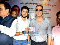 Akshay Kumar and Aaditya Thackeray inaugurate the pad vending machine at Mumbai Central