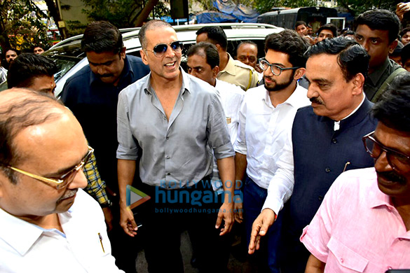 akshay kumar and aditya thackeray inaugurate the pad vending machine at mumbai central 6