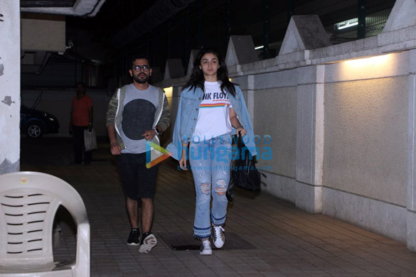 alia bhatt snapped at shakun batras residence 3