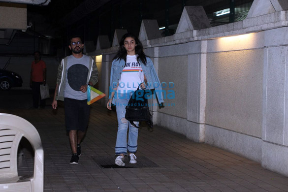alia bhatt snapped at shakun batras residence 4