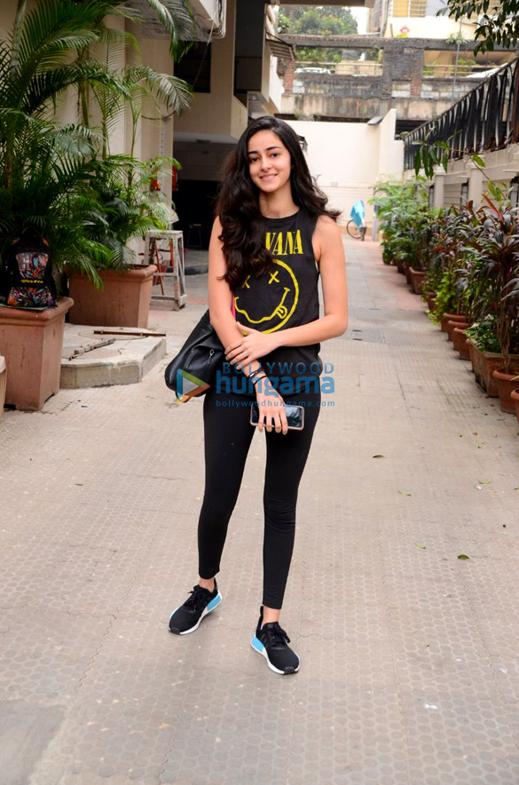ananya panday spotted after salon session in bandra 2