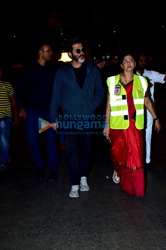 anil kapoor and sonam kapoor snapped at the airport 1