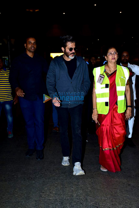 anil kapoor and sonam kapoor snapped at the airport 3