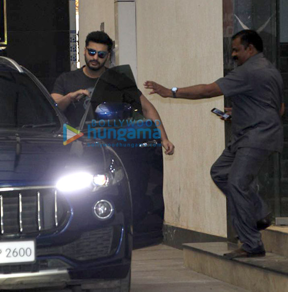 arjun kapoor snapped outside ashutosh gowarikers office 1