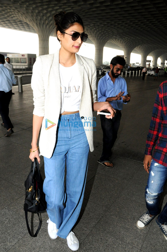 athiya shetty and siyami kher snapped at the airport 3