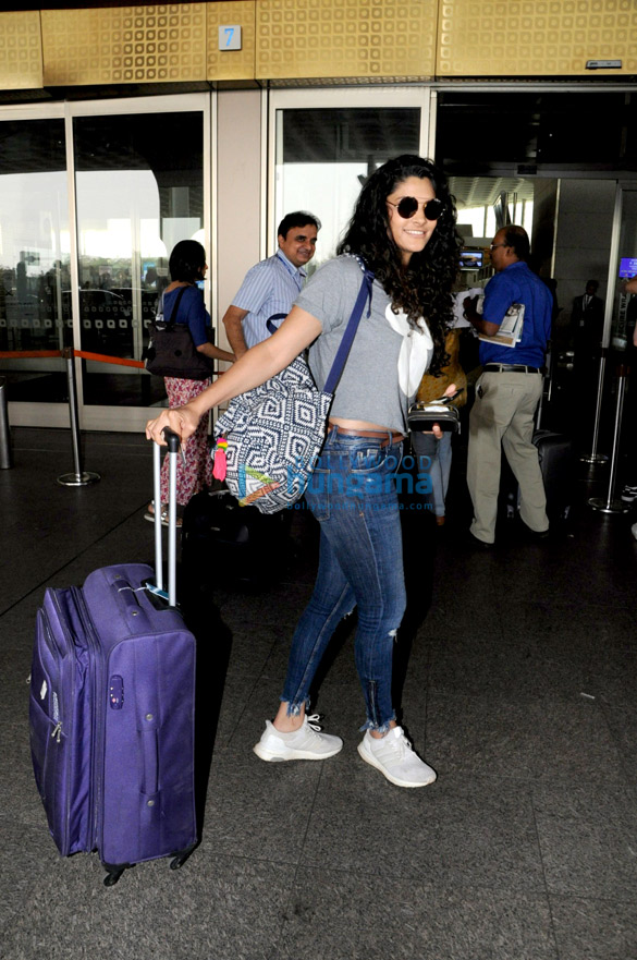 athiya shetty and siyami kher snapped at the airport 6