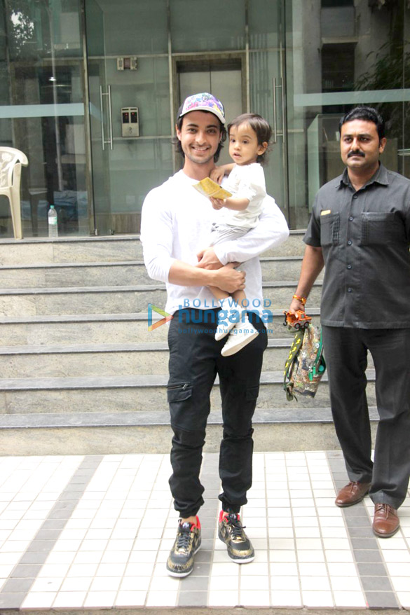 ayush sharma spotted with his son at his school in bandra 3