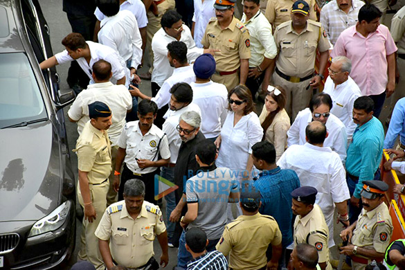 celebs attend sridevis cremation ceremony at seva samaj crematorium and hindu cemetery in vile parle mumbai 009 9