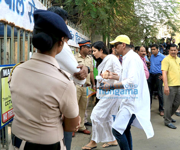 celebs attend sridevis cremation ceremony at seva samaj crematorium and hindu cemetery in vile parle mumbai 6