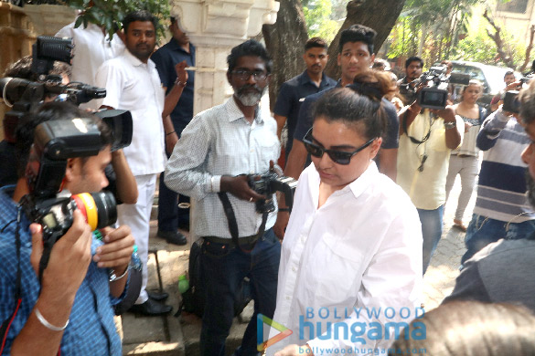 celebs snapped at anils residence to express their condolences to khushi 3