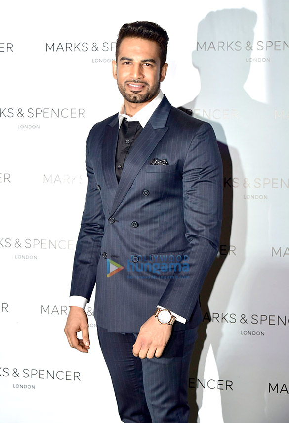 esha gupta and ali fazal grace the launch of marks spencers 2018 collection 7