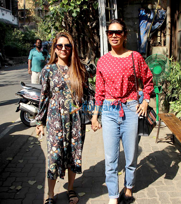 esha gupta snapped with her sister at pali village cafe 1