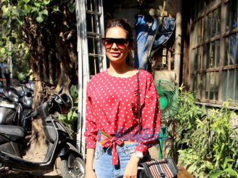 Esha Gupta snapped with her sister at Pali Village Cafe