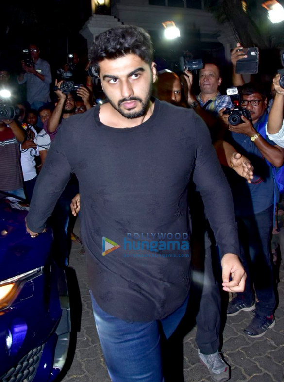 farhan akhtar and his mother saroj khan ritesh sidhwani and farah khan snapped at anil kapoors house 006 1