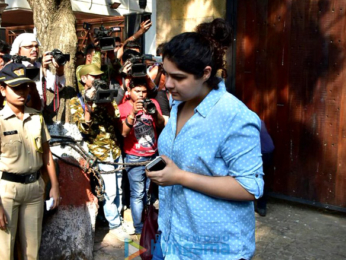 Farhan Akhtar and his mother, Saroj Khan, Ritesh Sidhwani and Farah Khan snapped at Anil Kapoor's house