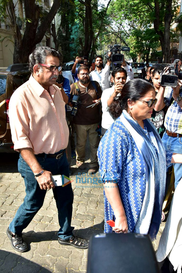 farhan akhtar and his mother saroj khan ritesh sidhwani and farah khan snapped at anil kapoors house 18