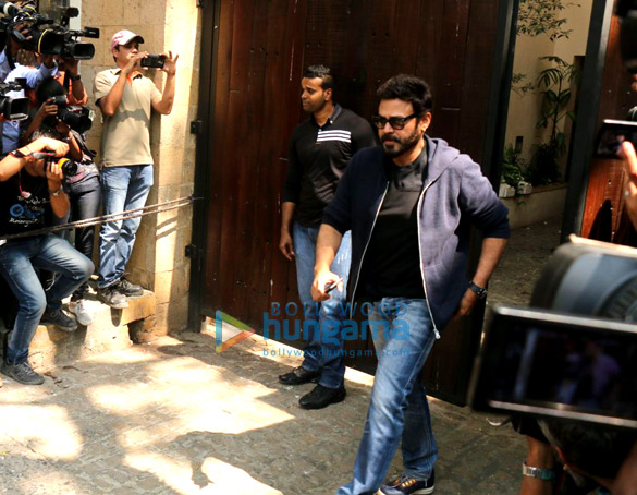 farhan akhtar and his mother saroj khan ritesh sidhwani and farah khan snapped at anil kapoors house 8