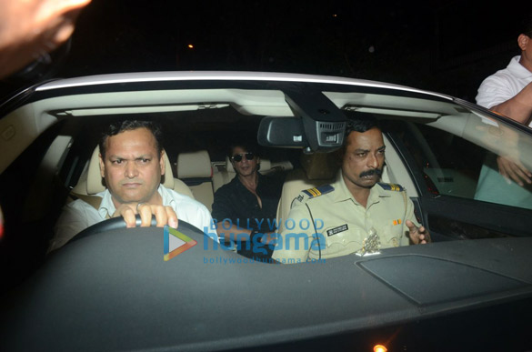 farhan akhtar and his mother saroj khan ritesh sidhwani and farah khan snapped at anil kapoors house2 3