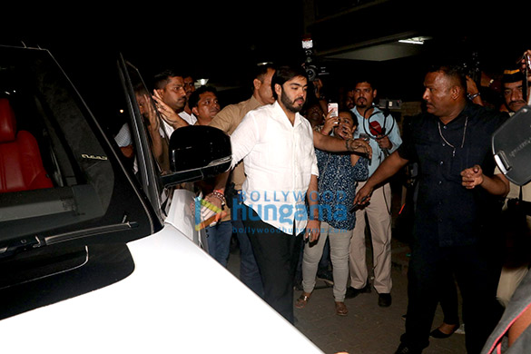 farhan akhtar and his mother saroj khan ritesh sidhwani and farah khan snapped at anil kapoors house6 3